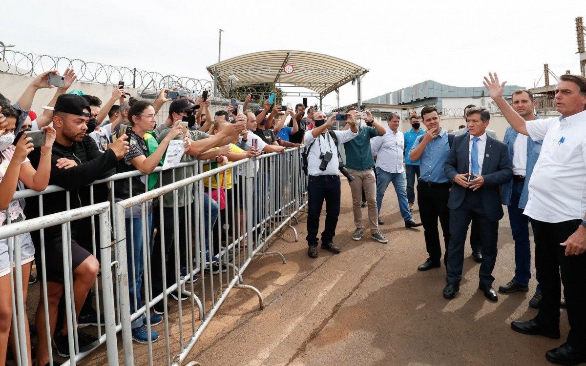 Bolsonaro desembarca em Uberlândia (MG) para seguir para a cerimônia de Inauguração da Ferrovia Norte-Sul, Trecho São Simão/GO - Estrela D'Oeste/SP, em São Simão