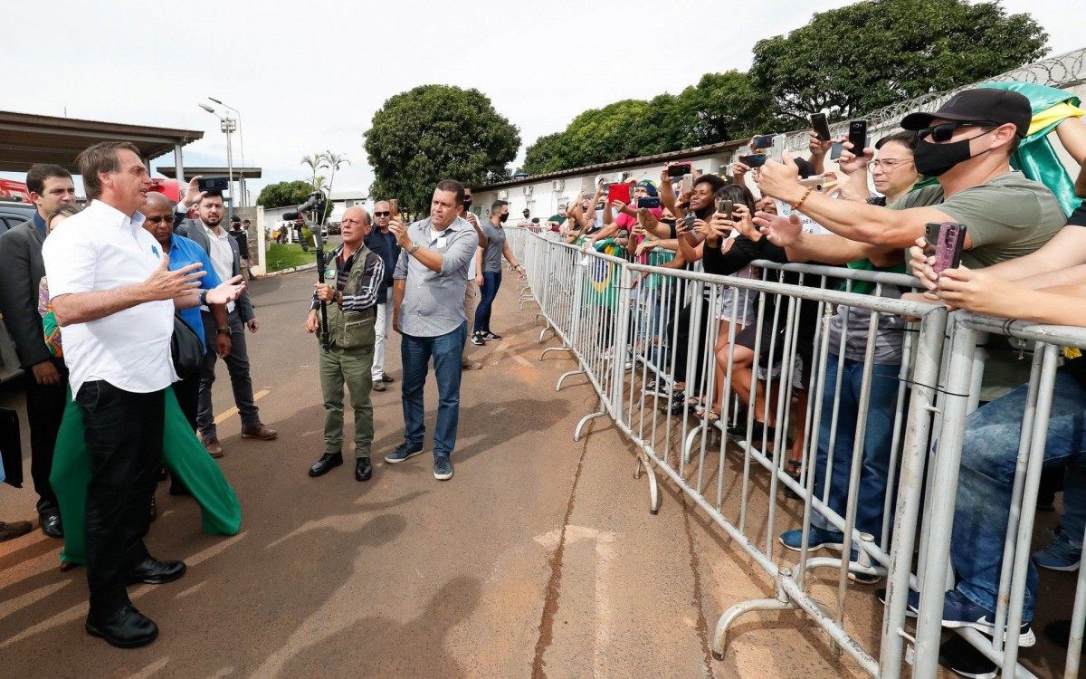 Bolsonaro desembarca em Uberlândia (MG) para seguir para a cerimônia de Inauguração da Ferrovia Norte-Sul, Trecho São Simão/GO - Estrela D'Oeste/SP, em São Simão