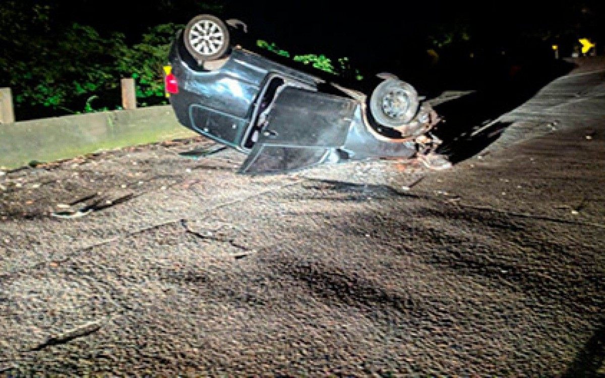 Veículo acidentado na BR-040, sentido Juiz de Fora