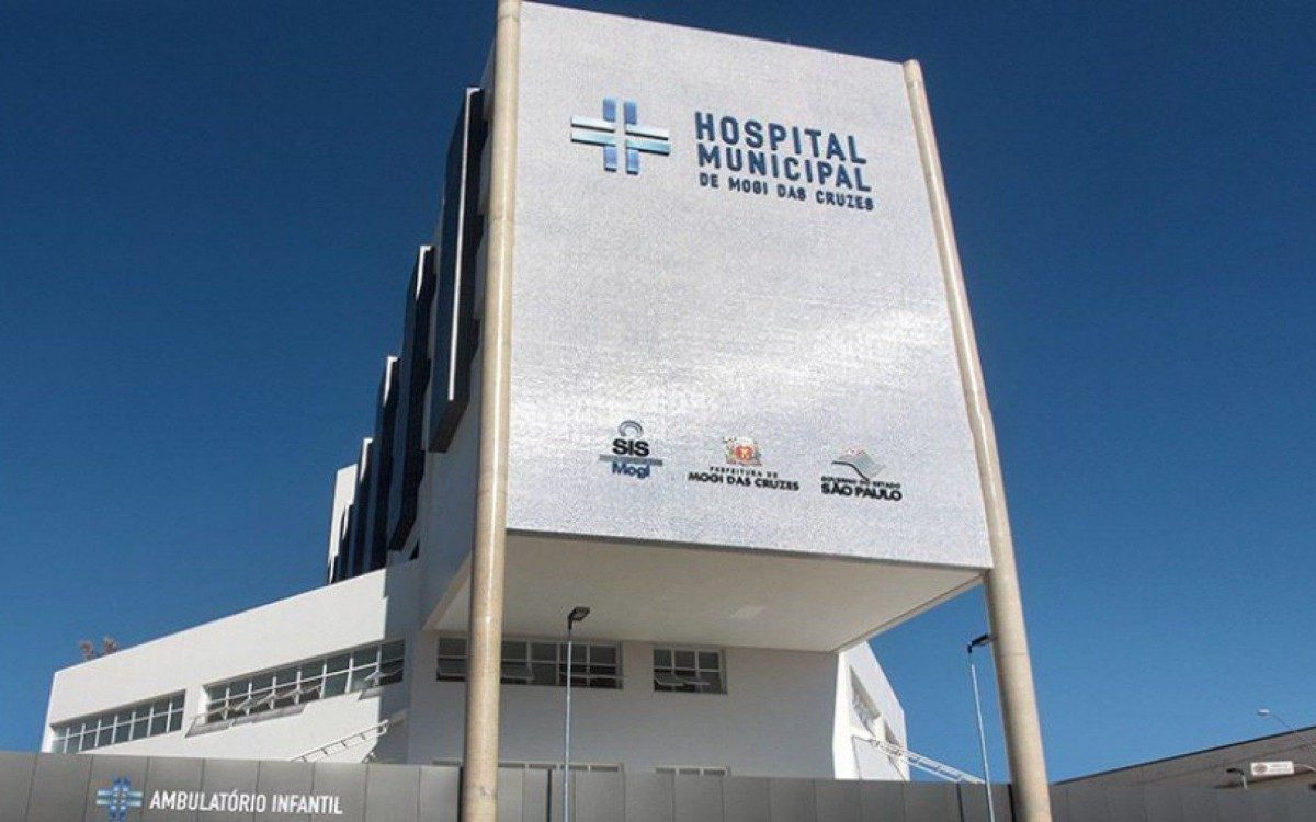 Famílias dormem em carros próximos ao Hospital Municipal de Mogi das Cruzes à espera de leitos de UTI