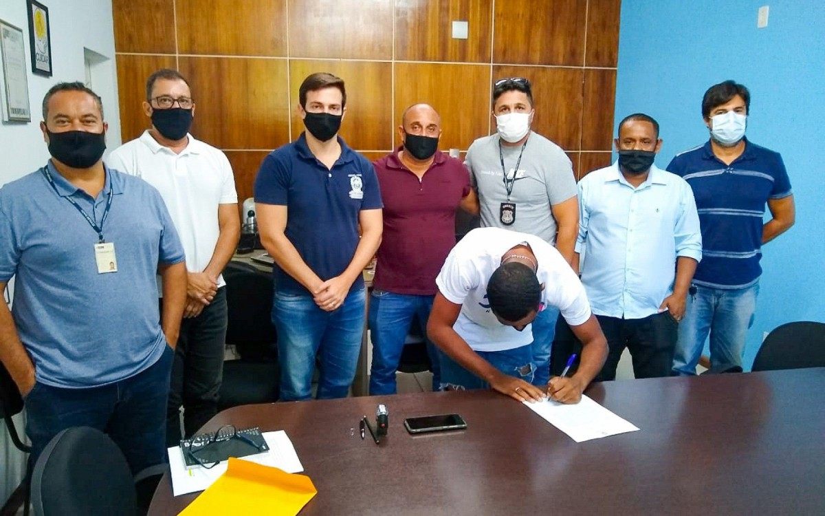 Egresso do Degase de Volta Redonda assina contrato e se torna instrutor de curso profissionalizante 