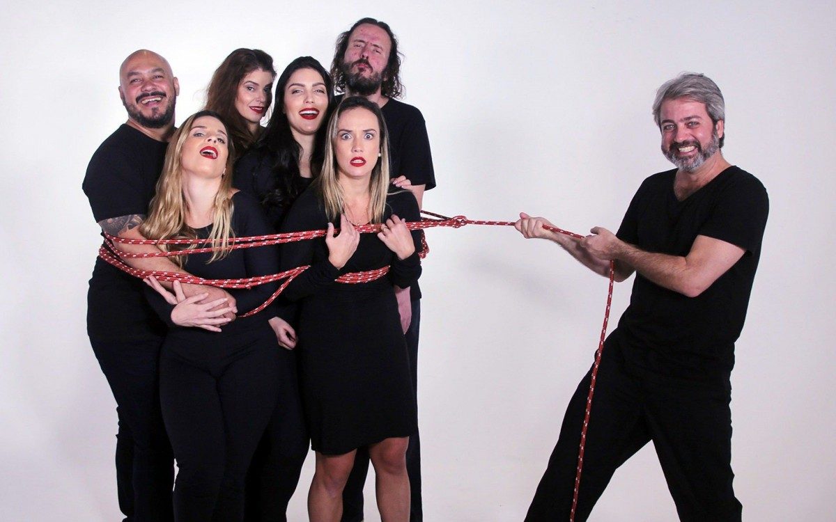 Comédia 'Enrolados' terá temporada presencial e online até o dia 28 de março