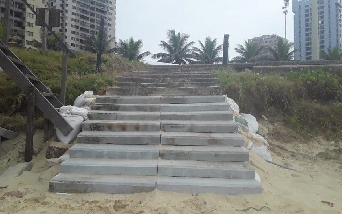 As escadas tiveram que ser reconstruídas por conta das ressacas do ano passado - Prefeitura do Rio
