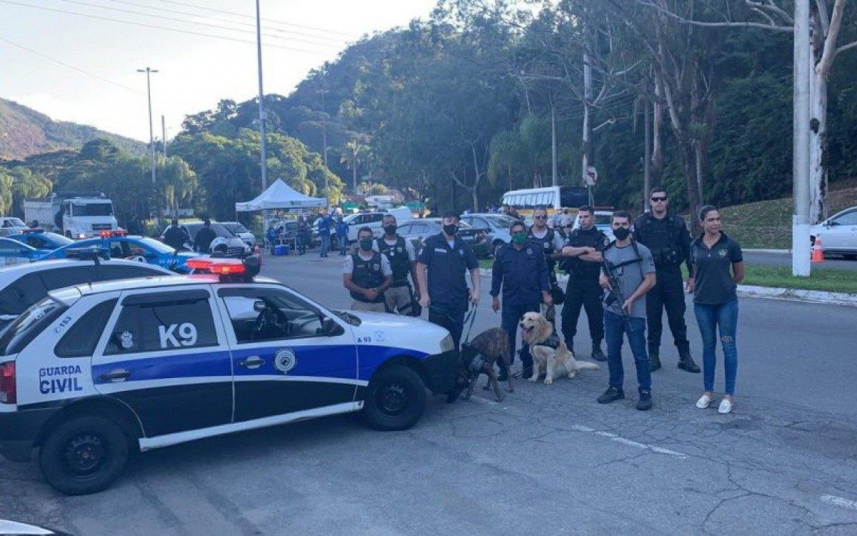 Operação Itaipava Segura: agentes fazem fiscalização de veículos para coibir crimes na cidade