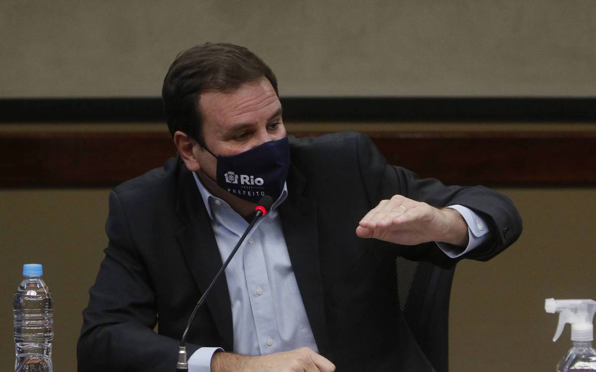 Geral - A prefeitura do Rio anunciou hoje, no COR ( Centro de Opera&Atilde;&sect;oes Rio ), na Cidade Nova, centro do Rio, novas medidas restritivas para a cidade, com a intensao de diminuir o contagio de Covid-19. Na foto, prefeito Eduardo Paes.