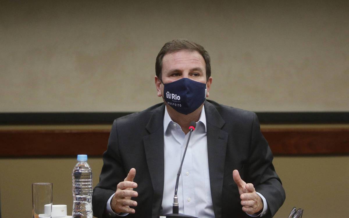 Geral - A prefeitura do Rio anunciou hoje, no COR ( Centro de Opera&ccedil;oes Rio ), na Cidade Nova, centro do Rio, novas medidas restritivas para a cidade, com a intensao de diminuir o contagio de Covid-19. Na foto, prefeito Eduardo Paes.