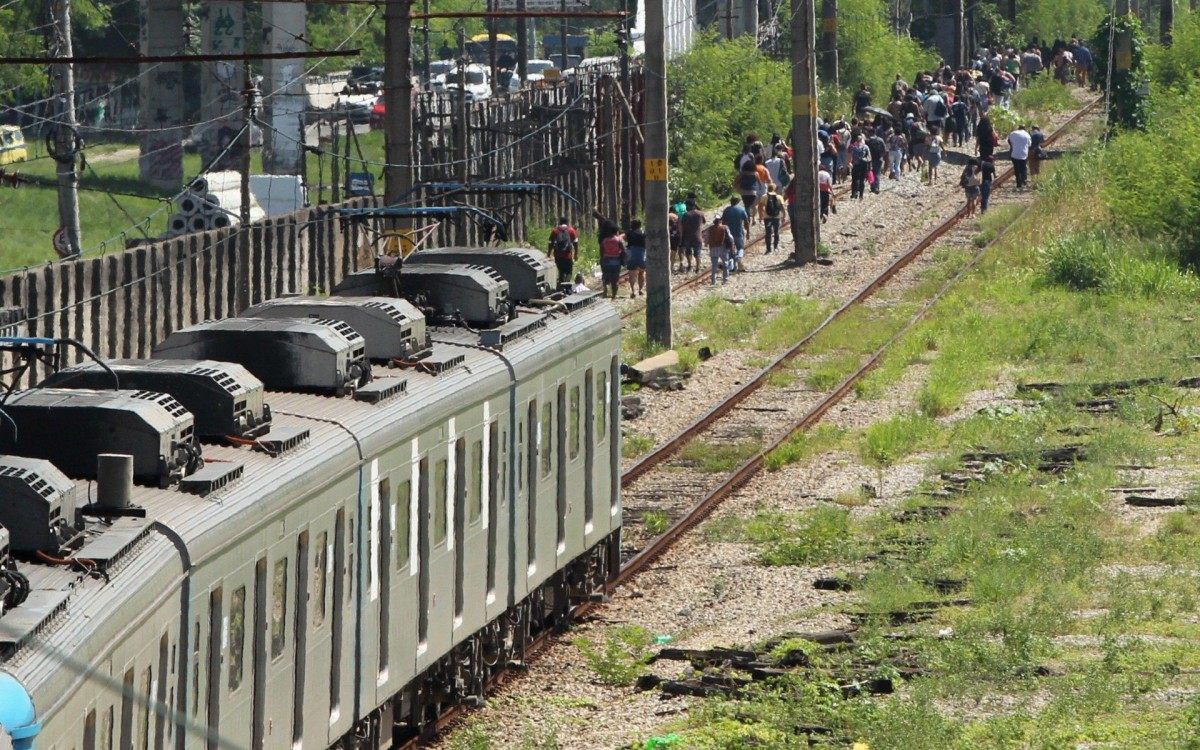 Manhã com tiroteio,morte e paralisação do trem em Vigário Geral.