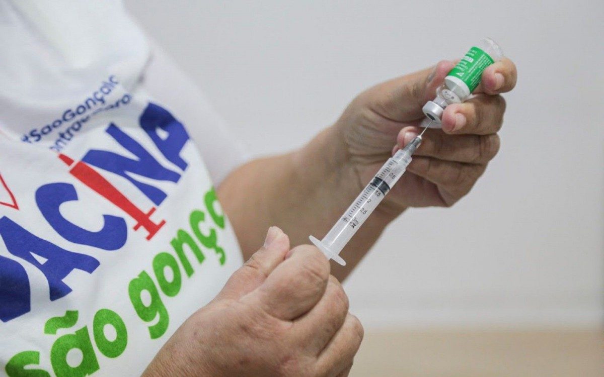 Imunização continua para profissionais de saúde com mais de 60 anos que trabalham em hospitais locais ou que moram em São Gonçalo e atuam em hospitais de outras cidades