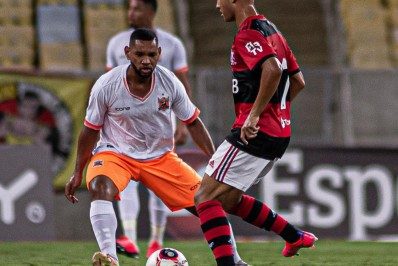 Com dores no adutor, Yuri de Oliveira pode desfalcar o Flamengo contra o Macaé