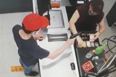 Padre é preso por assaltar supermercado com arma falsa