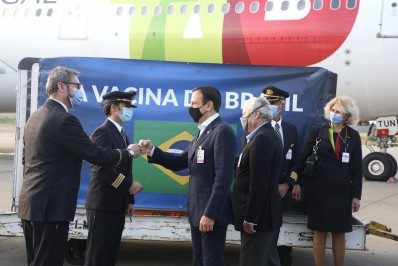 Remessa de insumos para 14 milhões de doses da Coronavac chega ao Butantan