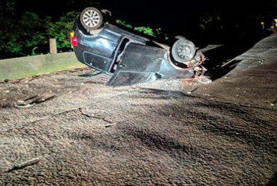 Motorista capota com o carro na BR-040 e abandona veículo