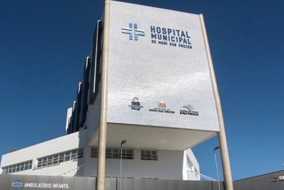 Famílias dormem em carros à espera de leitos de UTI para pacientes com Covid-19