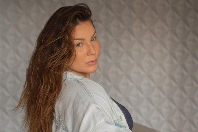 Lembra dela? Ex-BBB Cacau posa de lingerie e fala de autoaceitação