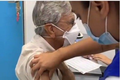 Caetano Veloso recebe vacina contra o coronavírus