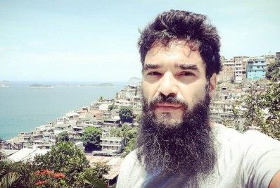 Caio Blat surge barbudo em foto no Vidigal