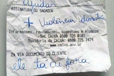 Mulher usa bilhete para avisar a funcionário de banco que sofria violência