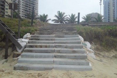 Município recupera escadas de acesso à Praia da Barra da Tijuca