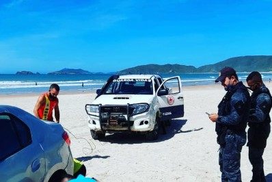 Motorista invade as areais da Praia de Geribá em Búzios, carro atola e acaba multado 