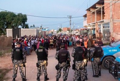 Ônibus e caminhão são incendiados durante reintegração de posse em Macaé; Assista:
