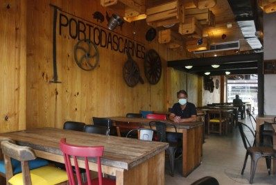 Restrições anunciadas pela prefeitura do Rio são insuficientes, segundo especialistas; sindicatos de bares e restaurantes são contrários às novas restrições