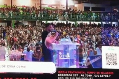 Reunião religiosa causa aglomeração na quadra da Grande Rio na Baixada Fluminense