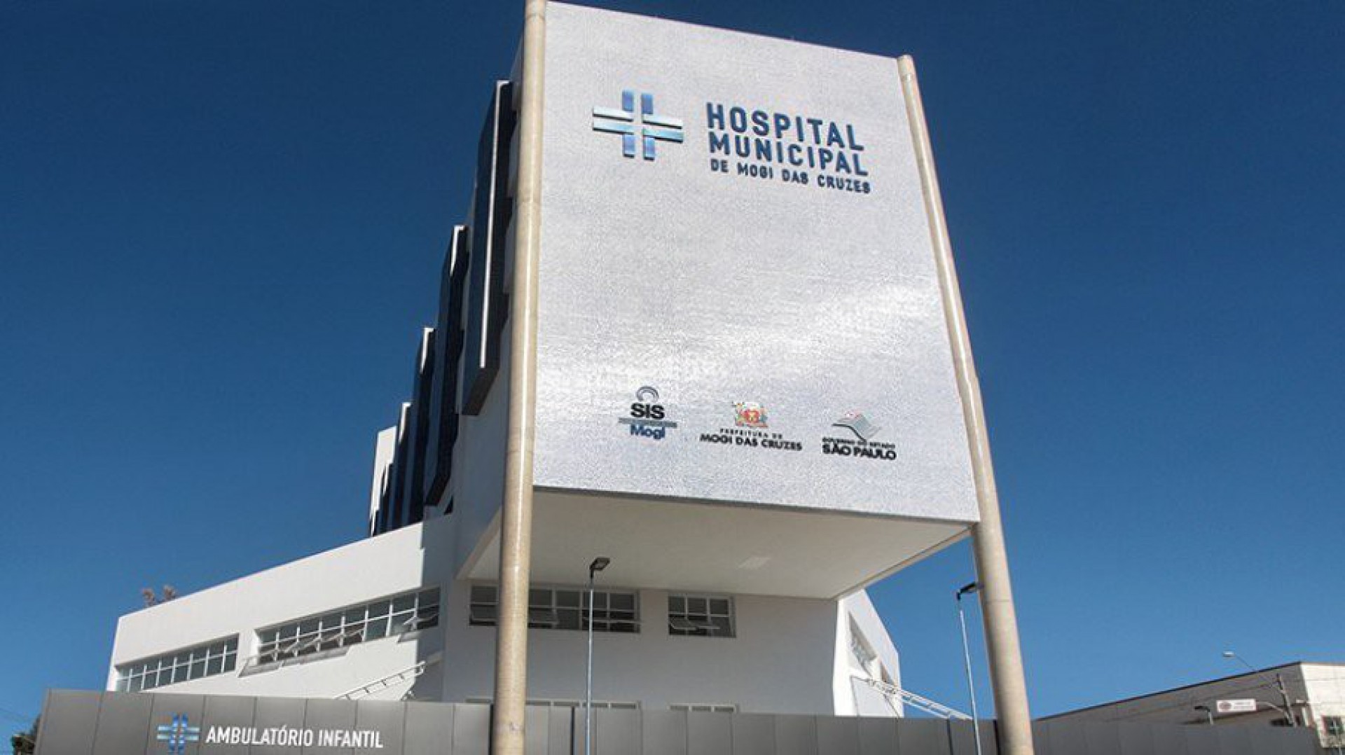 Fam&iacute;lias dormem em carros &agrave; espera de leitos de UTI para pacientes com Covid-19