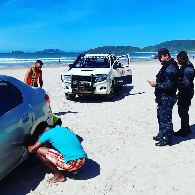 Motorista invade as areais da Praia de Geribá em Búzios, carro atola e acaba multado 