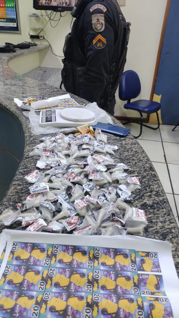 No total foram 74 pinos de cocaína, um tablete grande de maconha e uma balança de precisão