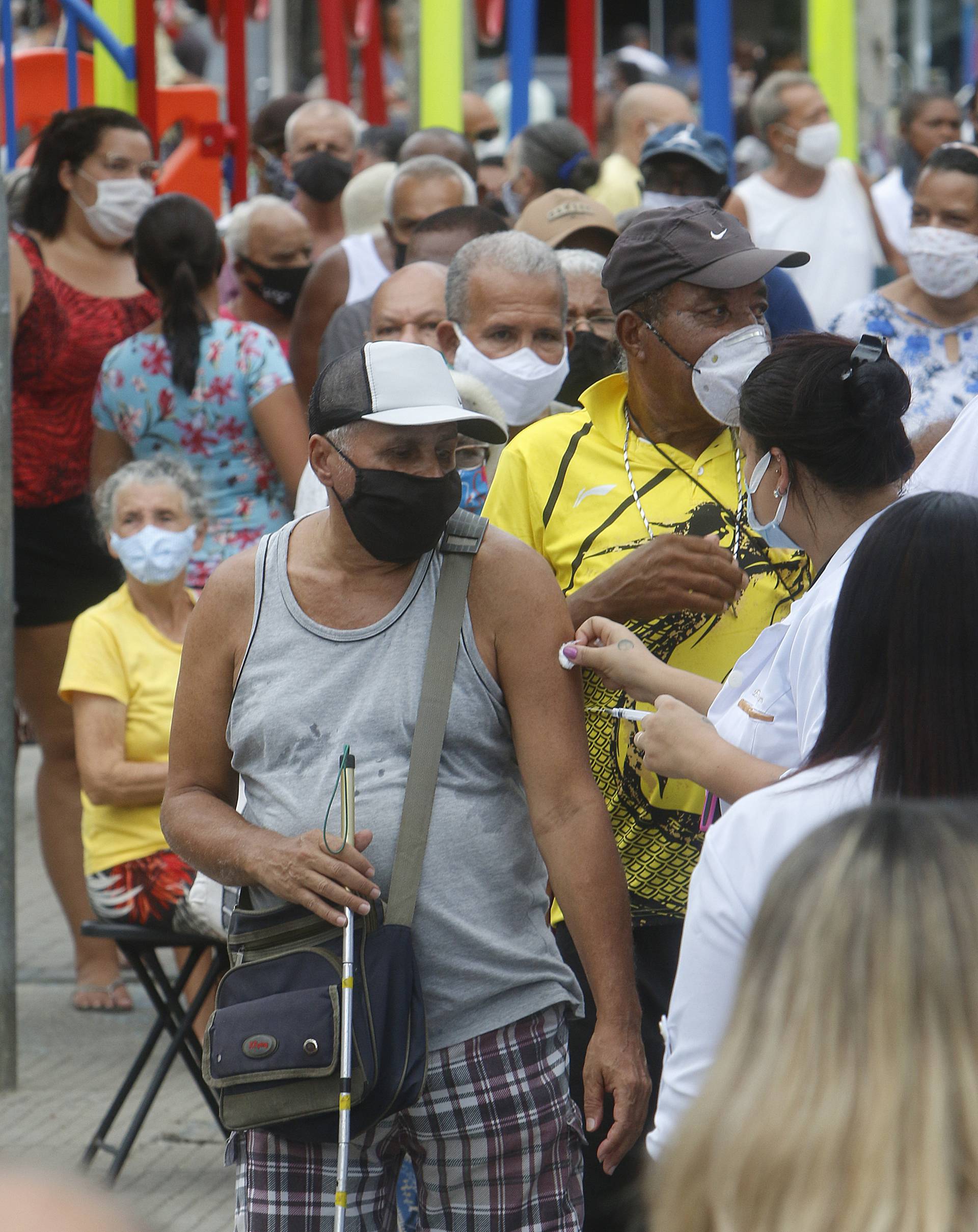 Geral - A Prefeitura de Caxias abriu nove pontos de vacina&ccedil;ao espalhados pela cidade. a imuniza&ccedil;ao da covid-19 nesta sexta-feira (5) causou um enorme tumulto na cidade da Baixada Fluminense. Alem das aglomera&ccedil;oes em diversos pontos, houve engarrafamento em varias ruas do municipio. Na foto, grande movimento para vacina&ccedil;ao, em Xerem.