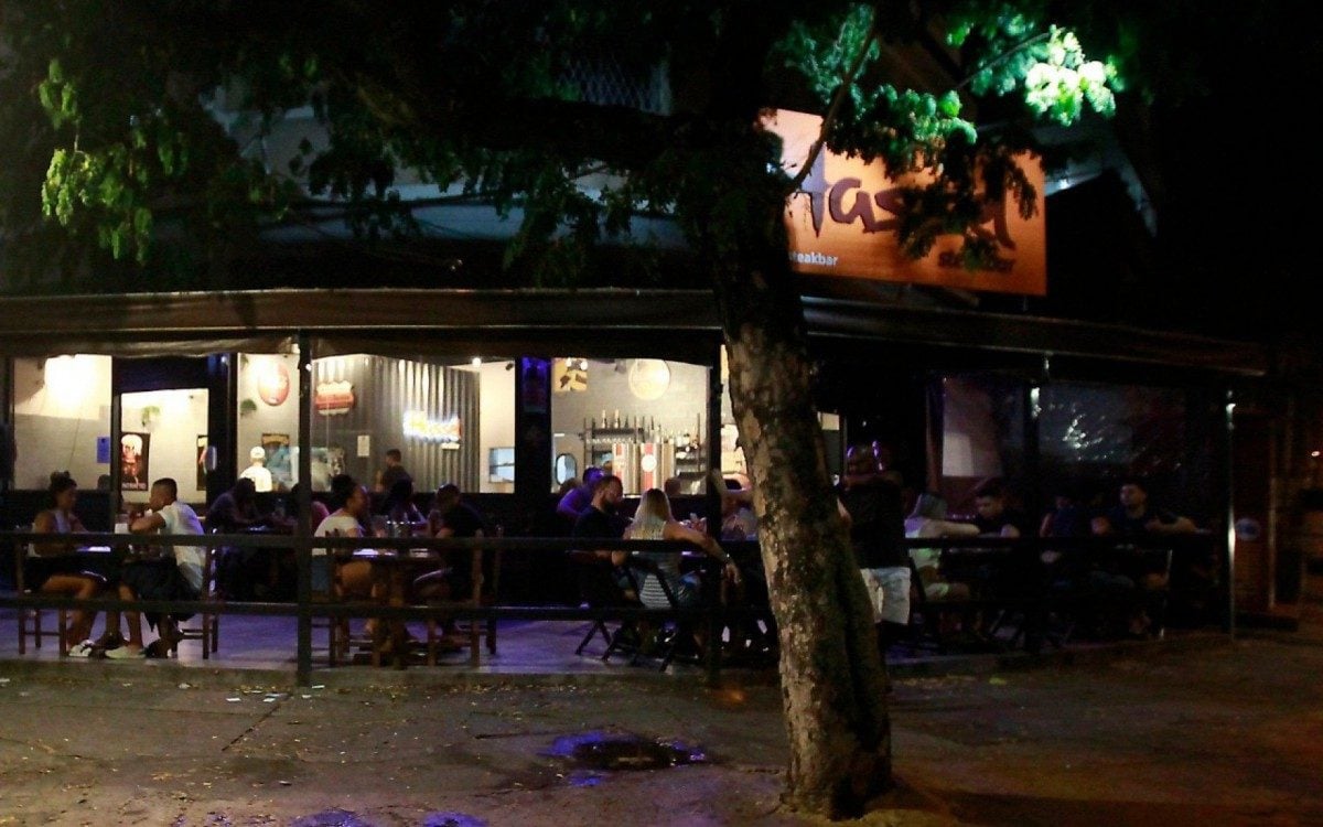 Na Avenida Braz de Pina, em Vista Alegre, na Zona Norte do Rio, famosa pela vida noturna agitada, alguns bares e restaurantes se mantiveram abertos. - LUCIANO BELFORD/AGÊNCIA O DIA