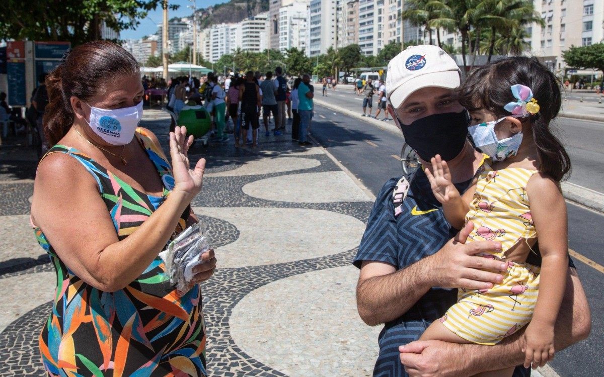 Laura Carneiro em conversa com a população de Copacabana