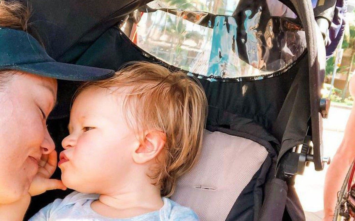 Geovanna Tominaga posa com o filho Gabriel, de 2 anos