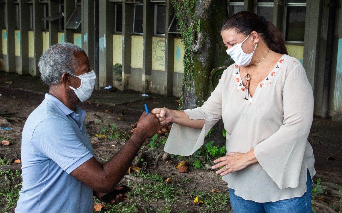 Secretária Laura Carneiro em visita a abrigos da prefeitura