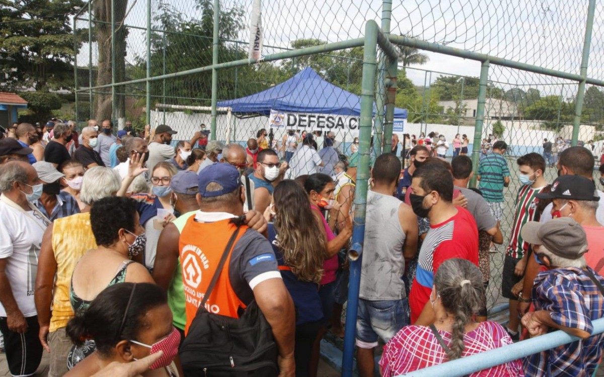 Dia de vacina&ccedil;&atilde;o em Duque de Caxias &eacute; marcado por aglomera&ccedil;&atilde;o e engarrafamento na cidade