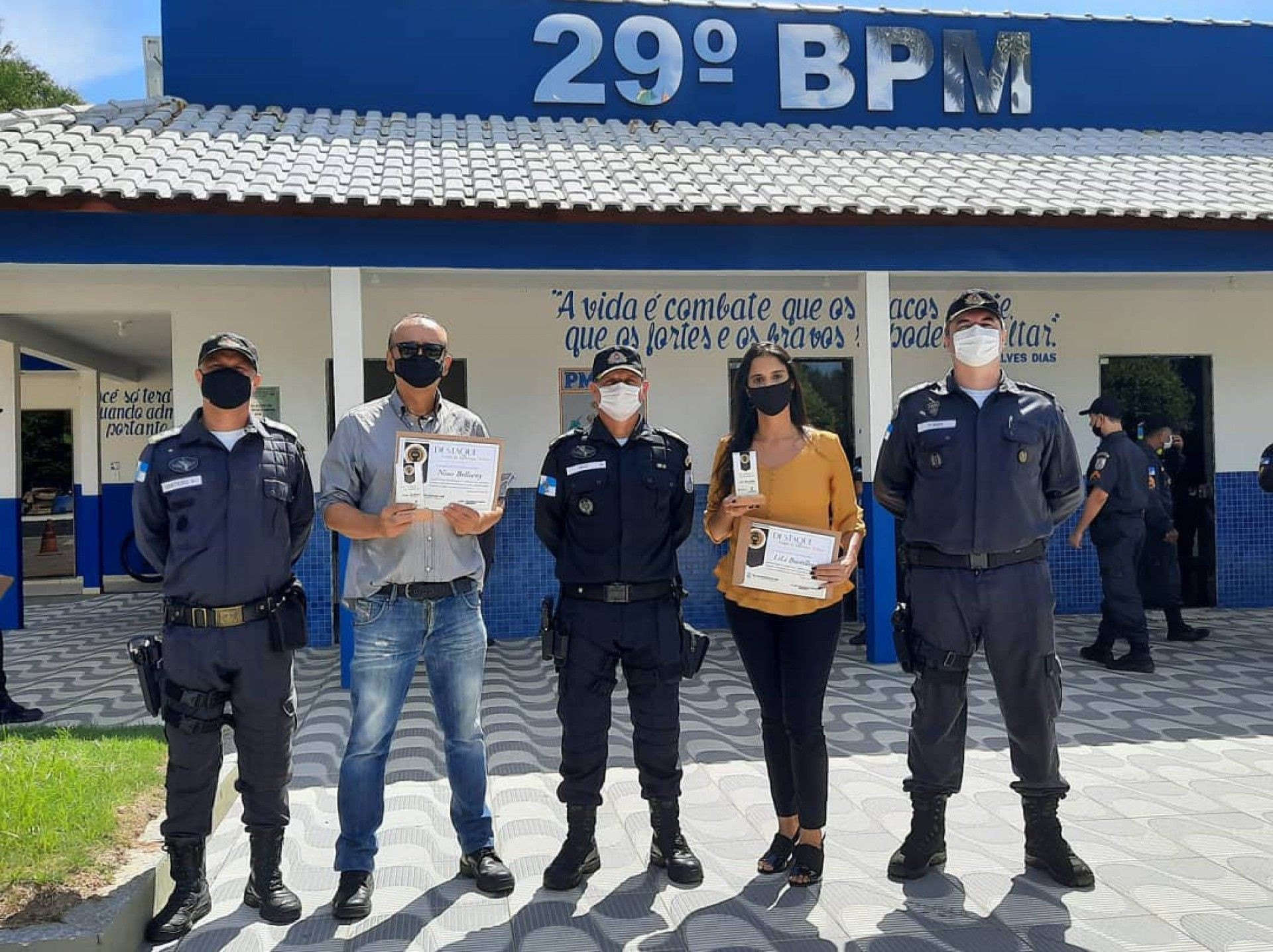Os jornalistas Lili Bustilho e Nino Bellieny receberam a homenagem intitulada "Amigos da Seguran&ccedil;a P&uacute;blica". - Foto: divulga&ccedil;&atilde;o