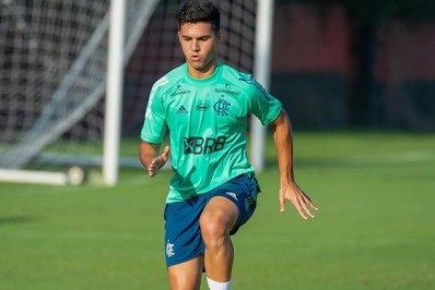 Meia do Flamengo tem leve estiramento na coxa detectado em exame
