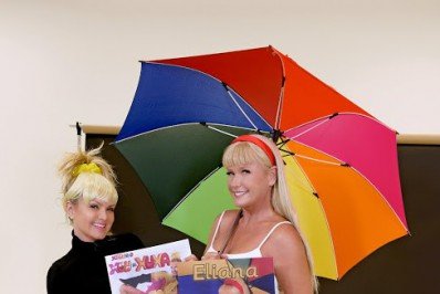 Eliana e Xuxa se divertem ao reproduzirem capas de discos uma da outra. Confira as fotos! 