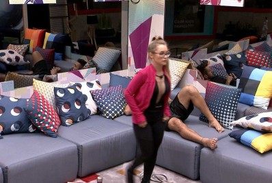 Carla Diaz e Arthur discutem a relação: 'Como sempre a gente se comunica mal'