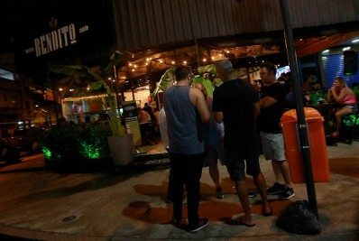 Bares desrespeitam decreto e seguem abertos após 20h