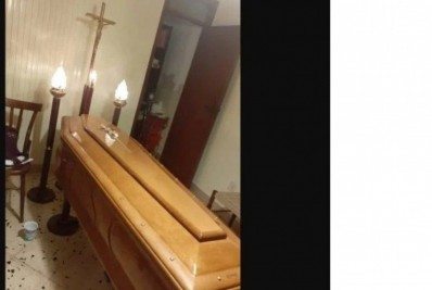 Por falta de vaga em cemitério, mulher mantém mãe morta na sala de casa