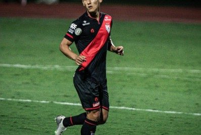 Vasco avalia contratação de meia que se destacou com Marcelo Cabo no Atlético-GO