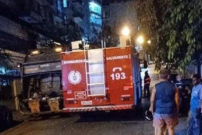 Mulher morre e homem fica ferido em acidente entre caminhão de lixo e uma moto na Zona Norte