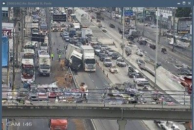 Caminhão bate em mureta na Avenida Brasil e causa engarrafamento