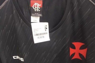União Flasco? Loja de material esportivo vende camisa do Vasco com etiqueta do Flamengo