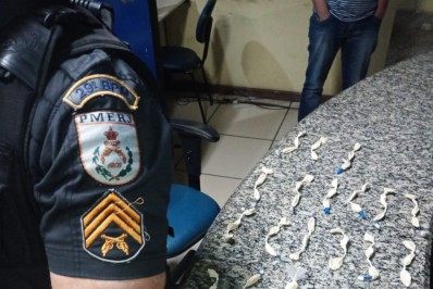 Homem oferece dinheiro a PMs do 29º BPM após ser flagrado com drogas; Assista.