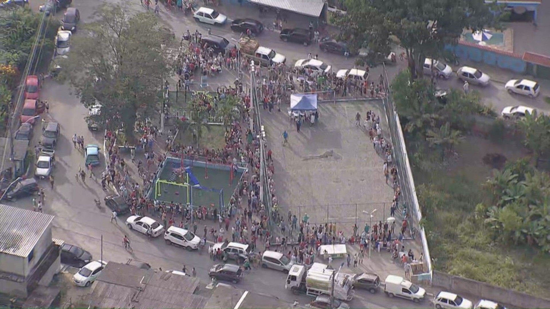 Fila e aglomeração na Praça do Capivari para vacinação - Reprodução / TV Globo