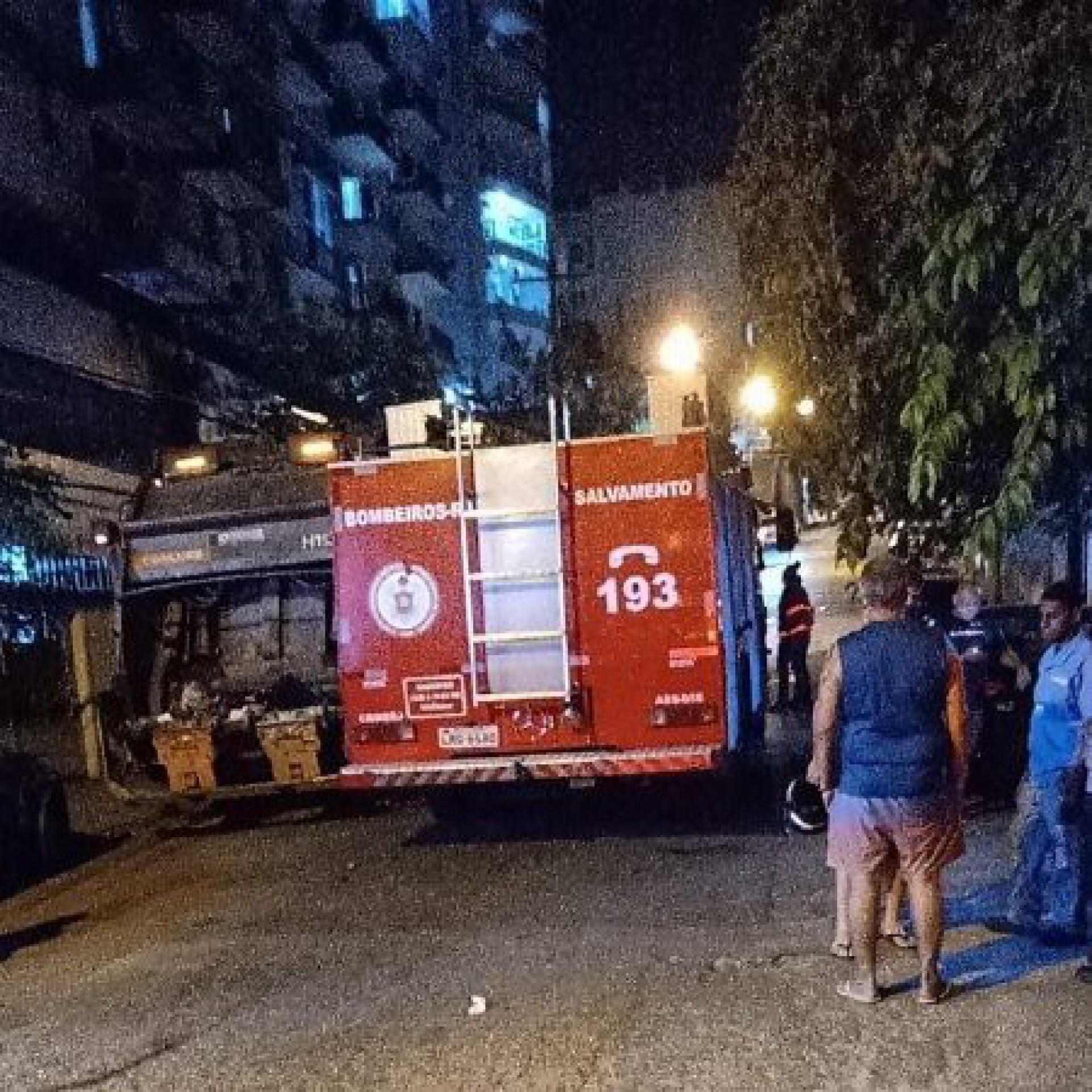 Mulher morre após colisão entre caminhão de lixo e moto, em Todos os Santos, na Zona Norte - Reprodução / Centro de Operações
