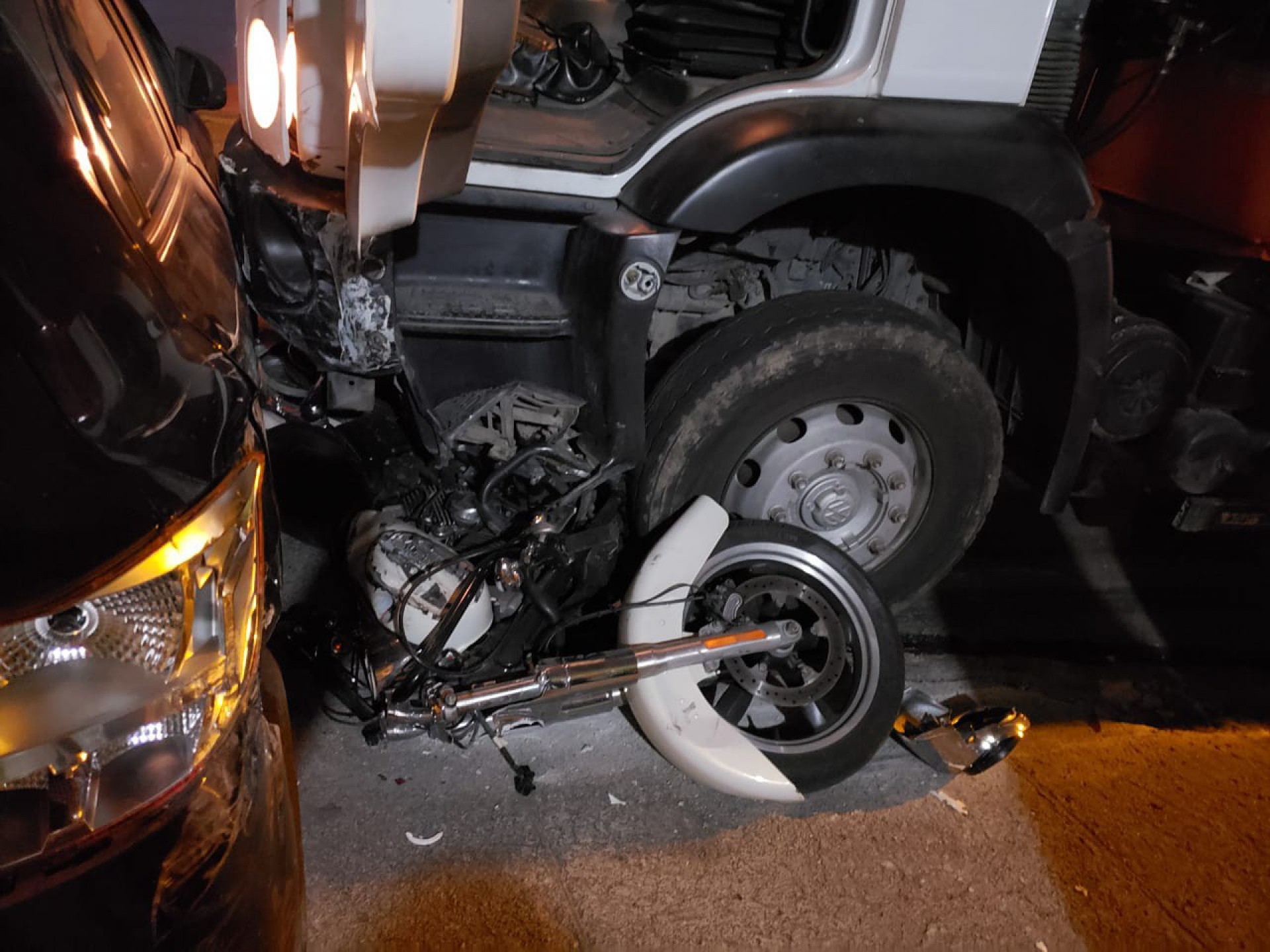 Caminhão da Comlurb atingiu uma moto e mais quatro veículos - Divulgação