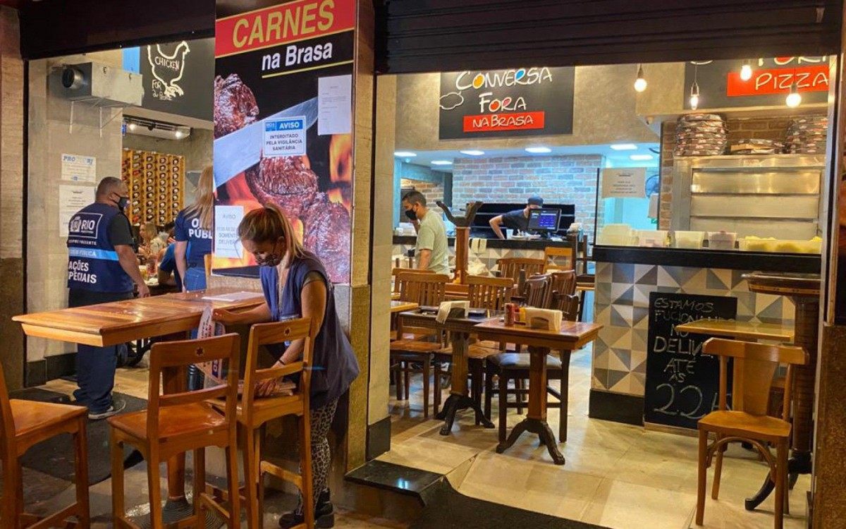 Agentes observam o funcionamento de uma lanchonete 